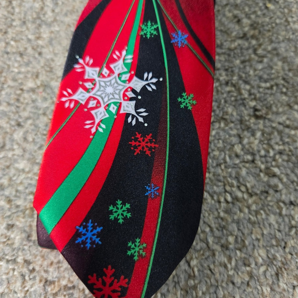 Holiday Traditions Hallmark Snowflake Christmas Necktie Red Black Green Mens Tie